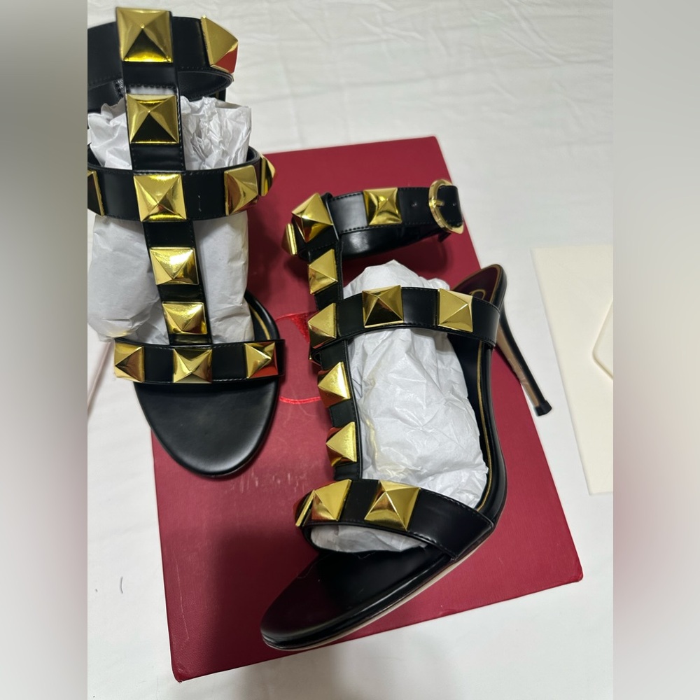 ROCKSTUD ANKLE STRAP SANDAL size 6.5